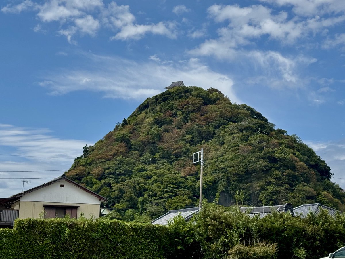 ck_eh8's tweet photo. 千葉県・加知山神社！もとは天王塚にあったが元禄大地震に伴う大津波と地盤沈下の影響で浪欠（津波で破損か流された？）2代・醍醐新兵衛明廣が自身の地所であった日月社に社祀を再建し還座した！社殿には加知山神社・浮島神社・八幡神社の３社の御神体が合祀されており勝山の祭礼時には浮島神���へ御霊を移す『島渡し』が行われている！房総捕鯨の祖である醍醐家は代々新兵衛を名乗り鯨組の元締めを世襲！浜名主・勝山村名主をつとめた※4枚目は怪しい天守がそびえる大黒山展望台〜♪

#城 #旅 #神社 #寺 #御城印 #御朱印 #グルメ #日本史