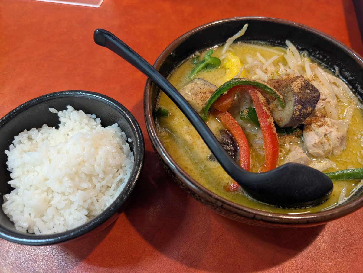 deesuisaru's tweet photo. 大好きなグリーンカレーラーメンいただきました！
辛味増しすぎて汗だくデトックス。
限定ですが通年食べたいメニューです…
#柳家東安庭店 https://t.co/hymgC9F9nq