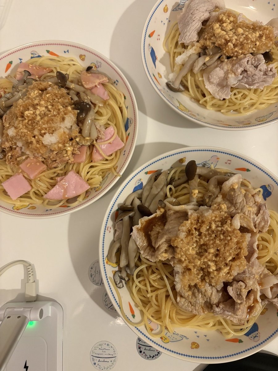 kururu103's tweet photo. 冷蔵タイプの大根おろしを発見し大根おろしツナパスタと息子&amp;ツナ好きじゃない旦那には豚肉おろしパスタ！🍝

いつもツナおろし嫌がる息子も豚肉ならと思ったけど和風パスタ自体がダメらしく美味しくない言うてた😂昼の残りあるから小サイズにしといて正解じゃ💮 https://t.co/qA6bejHU1B