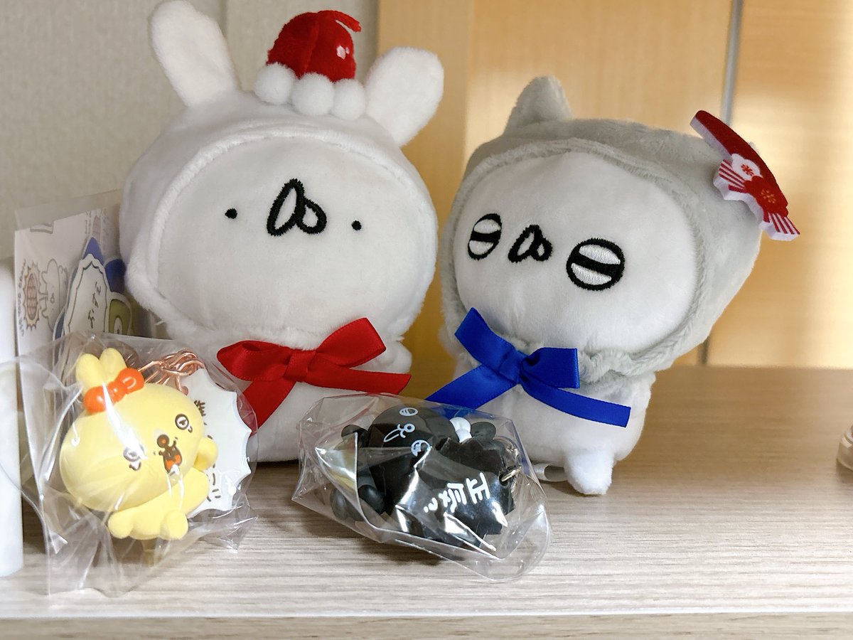 p3x_o's tweet photo. ていこくみんたちにポンチョ着せてみよ…と思ったけど付けれんかったからフードだけ。かわいい♩
あと今日ラブリーちゃんのガチャガチャ見つけたから引いた。かわいい♩
「誰か代わりにやって!!!」
#うさぎ帝国  #ラブリーちゃん https://t.co/XJJMmsBLpq
