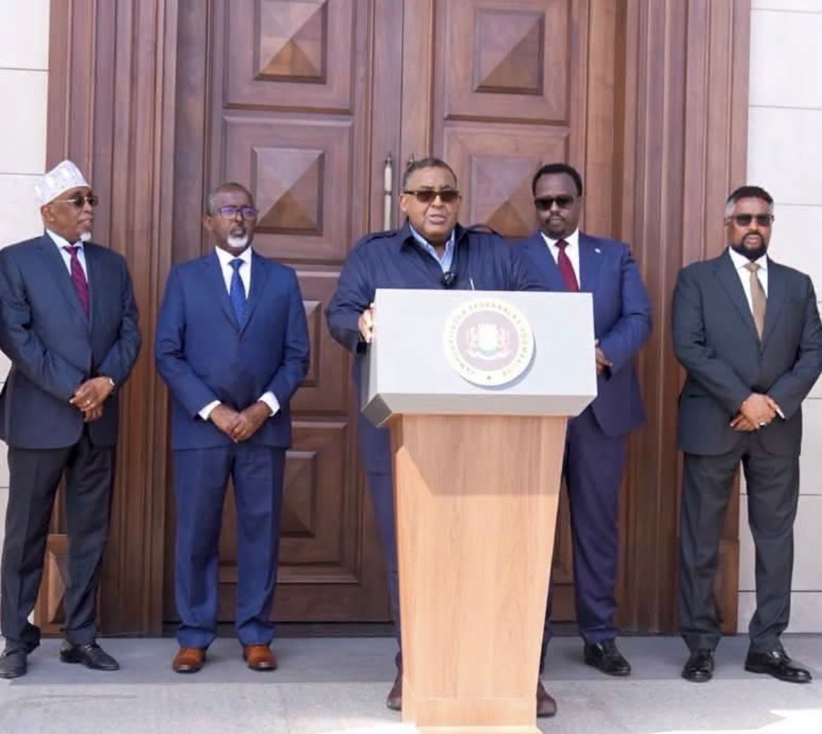 SuldanMohamed_'s tweet photo. 𝐏𝐫𝐞𝐥𝐢𝐦𝐢𝐧𝐚𝐫𝐲 𝐌𝐞𝐞𝐭𝐢𝐧𝐠𝐬 𝐄𝐧𝐝 𝐀𝐡𝐞𝐚𝐝 𝐨𝐟 𝐊𝐞𝐲 𝐒𝐨𝐦𝐚𝐥𝐢 𝐄𝐥𝐞𝐜𝐭𝐢𝐨𝐧 𝐓𝐚𝐥𝐤𝐬 - 𝐖𝐡𝐚𝐭 𝐇𝐚𝐩𝐩𝐞𝐧𝐞𝐝?

Fresh details have emerged from preliminary discussions held ahead of the high-stakes political negotiations scheduled for Thursday between FGS & opposition groups. Talks on Thursday are set to be mediated by Ankara as well as Washington D.C. & London. 

According to reports, Tuesday’s meetings orchestrated by Ankara largely focused on addressing Turkish concerns after opposition groups rejected Ankara’s proposal to act as the sole mediator in the political process.

Turkish officials are concerned about the growing distrust from the opposition especially as Puntland & Jubaland rejected participation in talks mediated by Ankara as a neutral actor. 

Both FMS will participate in Thursday’s talks. 

𝐕𝐢𝐥𝐥𝐚 𝐒𝐨𝐦𝐚𝐥𝐢𝐚 𝐒𝐞𝐞𝐤𝐬 𝐑𝐢𝐯𝐚𝐥 𝐎𝐩𝐩𝐨𝐬𝐢𝐭𝐢𝐨𝐧 𝐆𝐫𝐨𝐮𝐩𝐬 𝐀𝐦𝐢𝐝 𝐄𝐥𝐞𝐜𝐭𝐢𝐨𝐧 𝐍𝐞𝐠𝐨𝐭𝐢𝐚𝐭𝐢𝐨𝐧𝐬

In a strategic political move, FGS argues that the opposition cannot be represented by a single political bloc.

A faction of the opposition that entered a political agreement with Villa Somalia earlier this year led by Omar Sharmarke seek to also enter negotiations & propose a middle options. 

Critics argue this faction is in cahoots with Villa Somalia although Sharmarke denied this in a recent interview with Dawan TV. 

The opposition is further fractured by difference btw Nabad & Nolol and Somali Salvation Council due to the dislike figures like Abdirahman Abdishakur have for former President Farmaajo but also because N&N seeks differentiate itself from what a lot of Somalis consider career politicians & failed leaders in the Salvation Council.

𝐖𝐡𝐚𝐭 𝐃𝐨𝐞𝐬 𝐭𝐡𝐞 𝐎𝐩𝐩𝐨𝐬𝐢𝐭𝐢𝐨𝐧 𝐏𝐫𝐨𝐩𝐨𝐬𝐞?

Somali Future Council composing of the Mogadishu opposition, Jubaland & Puntland proposed a “Transitional Direct Elections Model”. 

The proposal would retain the 4.5 power-sharing formula during a transitional period while introducing direct voting in four districts within each FMS as an initial step toward nationwide 1P1V elections.

It also calls for the creation of a joint electoral commission comprising representatives from the FGS, FMS & opposition while suspending of the current electoral process until a consensus-based framework is agreed.

𝐒𝐞𝐜𝐮𝐫𝐢𝐭𝐲: 𝐀 𝐌𝐚𝐣𝐨𝐫 𝐂𝐨𝐧𝐜𝐞𝐫𝐧

FGS reportedly accused members of the opposition of maintaining forces, allegations that opposition figures reject, instead claiming a security detail as they are targets for groups like Al-Shabab.

The dispute could result in adopting security protocols similar to those implemented during 2021 electoral crisis when international partners mediated a security arrangement. 

𝐖𝐡𝐚𝐭 𝐍𝐞𝐱𝐭?

Previous mediation attempts led primarily by Ankara failed after opposition groups insisted that any facilitator must be accepted by all parties. 

Similarly, talks mediated by U.K. & U.S. failed which was followed by clashes in Mogadishu. 

Will it work this time? Hassan Sheikh is unapologetically determined to implement his plans - he has the forces.

Meanwhile the opposition remain firm their rejection. FMSs of Puntland & Jubaland have cut relations with Mogadishu. 

It’s hard to see a compromise. International pressure could help. #Somalia