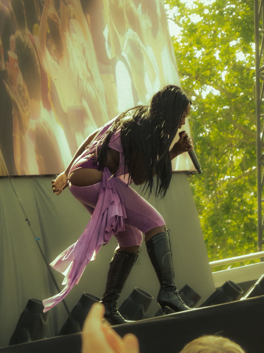 4mberwaves's tweet photo. queen @rachelchinourir at finsbury park on sunday shot by meee from the crowd 💟 https://t.co/eTJ7utXmqw