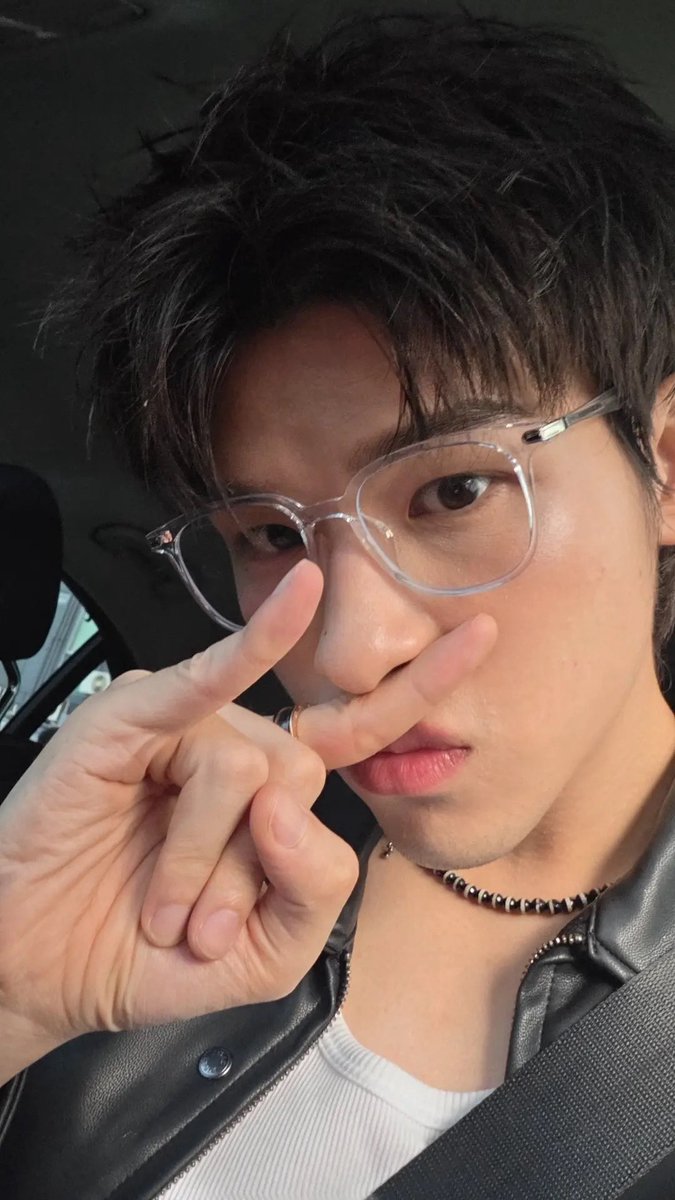 Tearremq_'s tweet photo. วันนี้สกายพกแว่นไปกี่อัน https://t.co/AXegLKPZQc