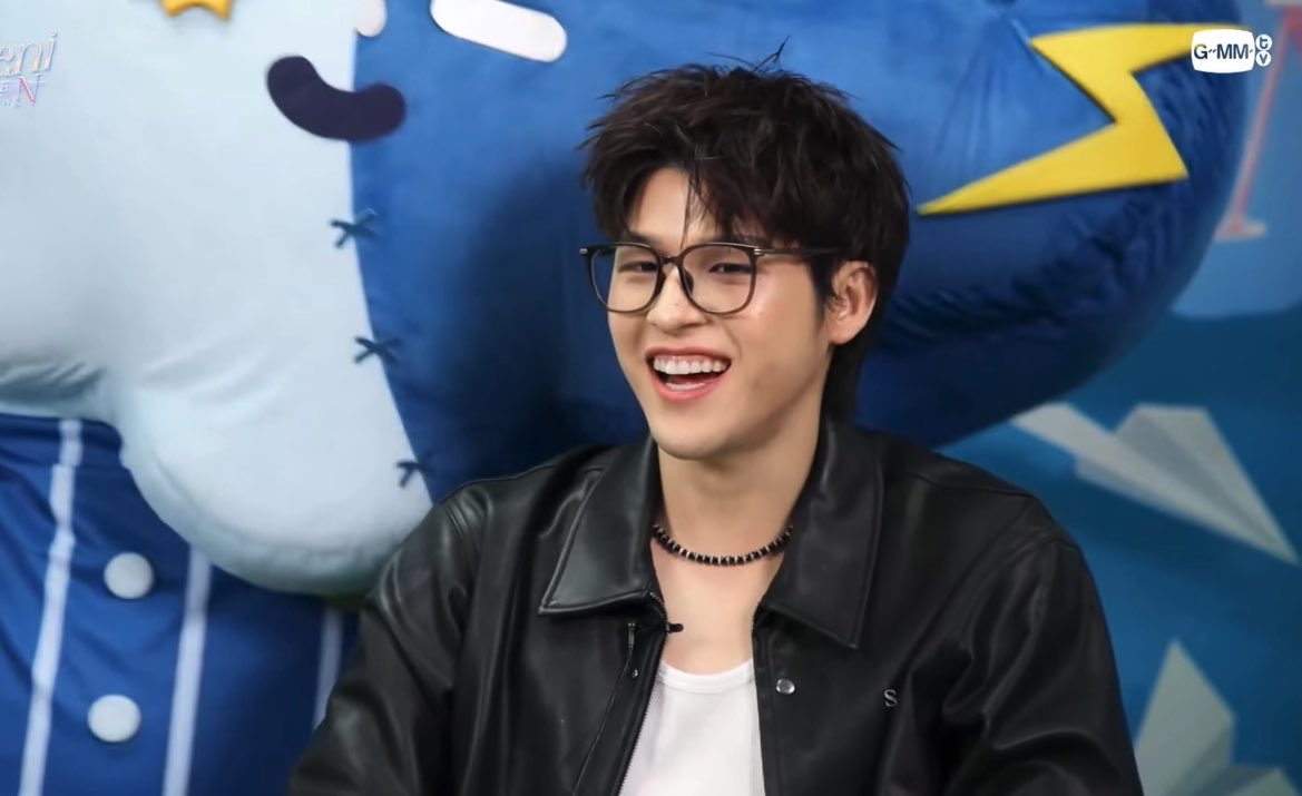 Tearremq_'s tweet photo. วันนี้สกายพกแว่นไปกี่อัน https://t.co/AXegLKPZQc