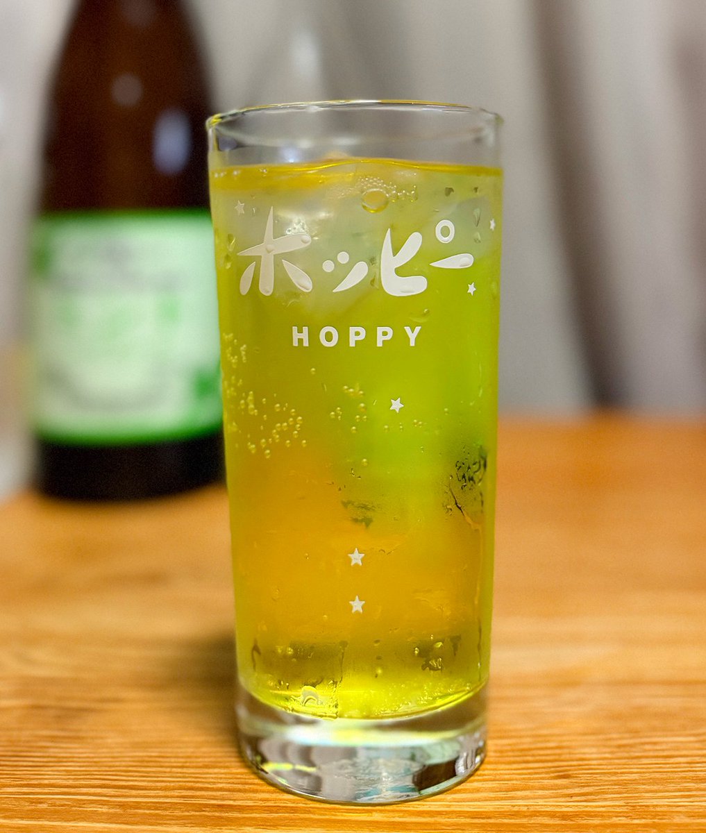 1000bero_net's tweet photo. もっと流行ってほしい。

酒場でドハマりした「ミント酎ハイ」。飲める店があまりないので、天羽のミントハイボールの素をポチった。 

スーッと爽やかでドライ。だけど、まろやかさもあって飲みやすい。レモンを入れてもうまいし、こってりしたつまみとよく合う。 夏の家飲みにかなりいい🌿 https://t.co/vLJDIMpzUD