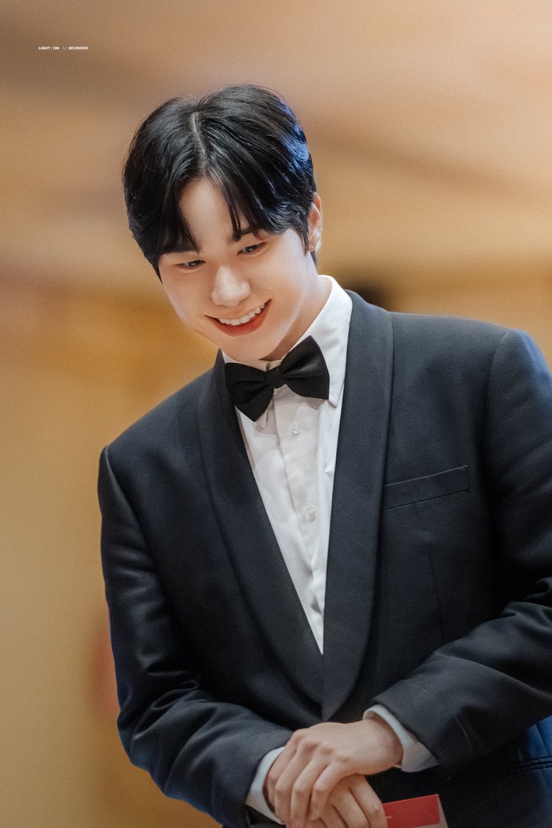 lighton1109's tweet photo. 260706 제20회 DIMF 어워즈

내향형 강아지의
자리 찾아가기 프로젝트!

옆자리에 아는 형아 누나 보자마자 (^ᗜ^ )

#강승식 #승식
#SEUNGSIK #スンシク https://t.co/UndmqduuNE