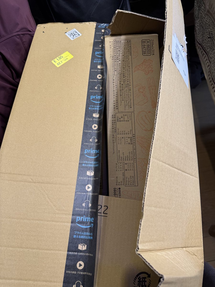 yutaro_i's tweet photo. Amazonくんの梱包はほんとどうなんってすかね
特に開けてないけどこの状態で宅配棒に入ってた。
配送した人もまぁこのまま入れたのすごいけど、少し横にしたら開くような梱包でしかも天地無用とかもないし。 https://t.co/UEI9WQpEu8