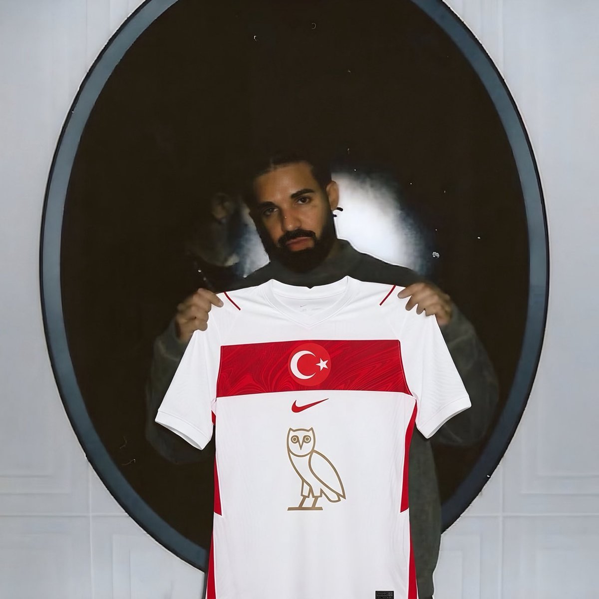 DrakeTurkiye's tweet photo. Merhabaa
Bugünden itibaren burada Drake ile ilgili güncel haberleri, fotoğrafları, videoları ve kendi yaptığım editleri paylaşacağım. 
Takip edip bildirimleri açmayı unutmayın 🤍 https://t.co/ha9eTYSiZG