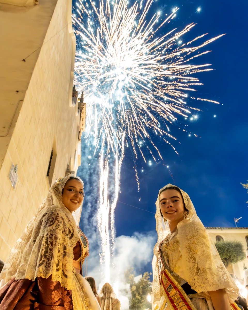 falladelpobleal's tweet photo. Processó del Corpus ✨

Diumenge les nostres Falleres Majors iniciaren les processons amb la processó del Corpus 🙏💙

Així de guapes lluïren Carolina i Carla 👑✨, quin luxe de representants tenim! 💙 https://t.co/YYoU5wPyMA