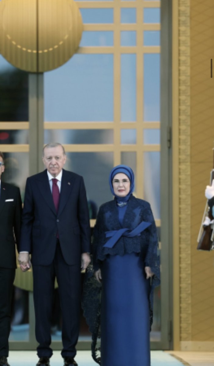 birmiktaray1's tweet photo. Emine Mommy NATO resepsiyonunda çok şıktı ve bu elbiseyi 2023’te de giymişti. 2023’te yakışmamış ama burada jilet gibi duruyor harikaaa. EMİNE MOMMY SEN GERÇEKTEN SIFIR ATIK BİR MOMMYSİN. annem bile bir abiyeyi birkaç kez giymiyor çünkü. tebrikleer https://t.co/DWxXpRhYBo