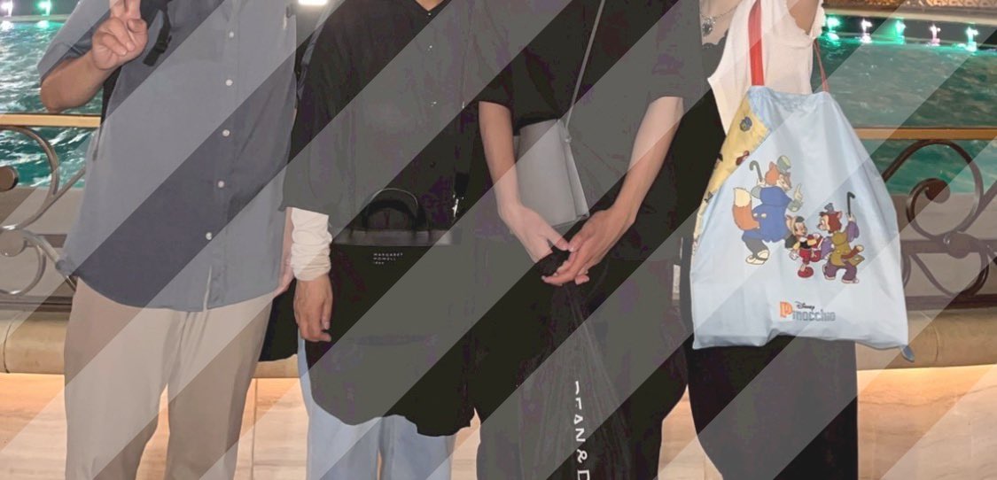 korune_yuuki's tweet photo. ガキの頃、毎年家族4人でディズニー行ってたのが懐かしくて、
『案内するからシー行かん？』って言ったら全員集まったゾー‼️

パッパとマミーは18年振り(18年振り!?)、
弟は10年振り(10年振り!?)らしい🙂‍↕️

流石に徹夜ディズニーは疲れた😮‍💨
シャワー浴びて即寝ます😮‍💨 https://t.co/B0cAGfNj4P