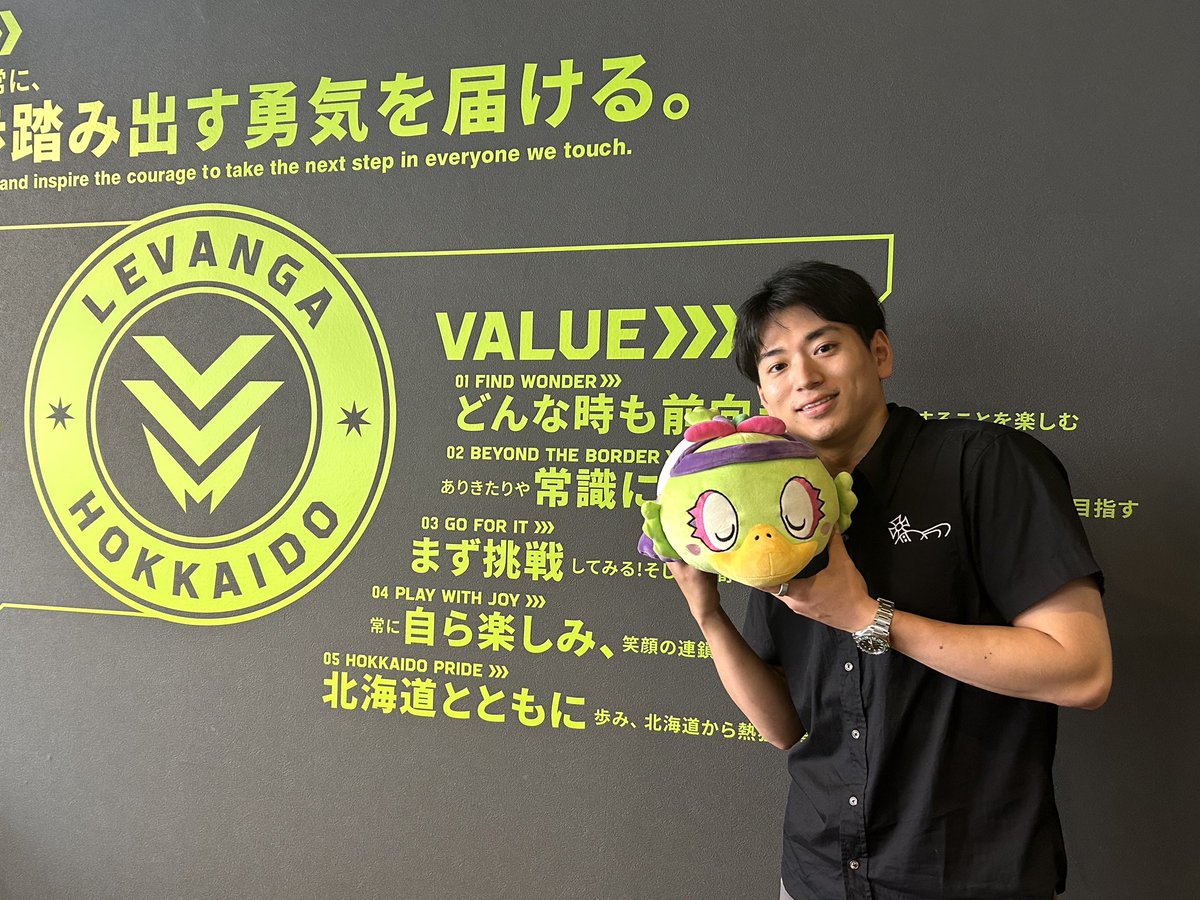 levangakousiki's tweet photo. レバブーの皆さまに紹介したいエピソードがありまして、#大崎裕太 選手の加入発表リリースのあと、現在京都ハンナリーズのACである #上杉翔 さんから、レバンガでの選手時代からの長い付き合いのスタッフへ、「大崎をよろしくお願いします。めちゃいいやつなので！！」との連絡があったそうです📮
2018-19シーズンに信州ブレイブウォリアーズで共に戦った上杉ACと大崎選手。
かつてのチームメイトからそんなふうに言ってもらえる大崎選手はきっとめちゃいいやつに違いありません✨(そんな連絡をくれる上杉ACも同じく✨)

#レバンガ北海道