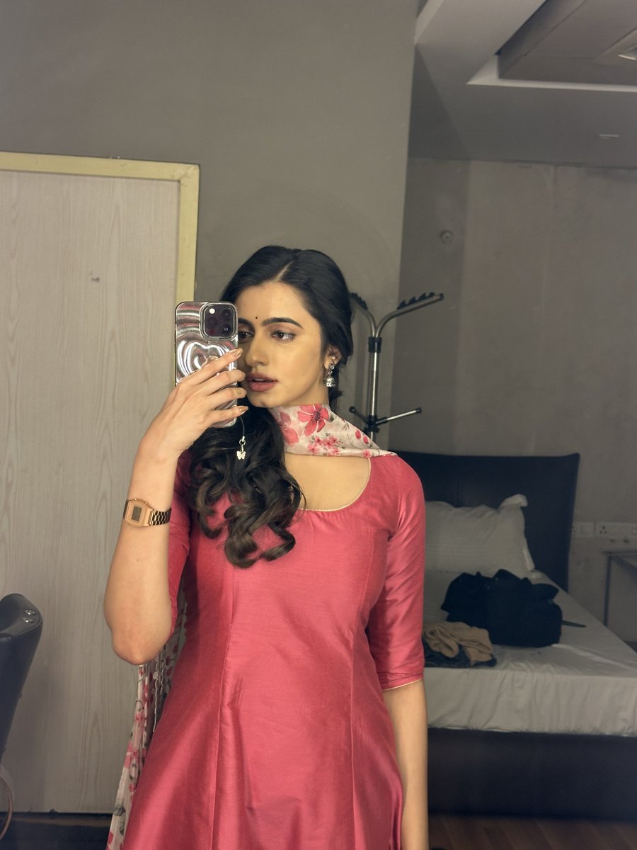Maanasa_chou's tweet photo. Dolled up for watever comes new….. 😉 https://t.co/ndYXELhu2N