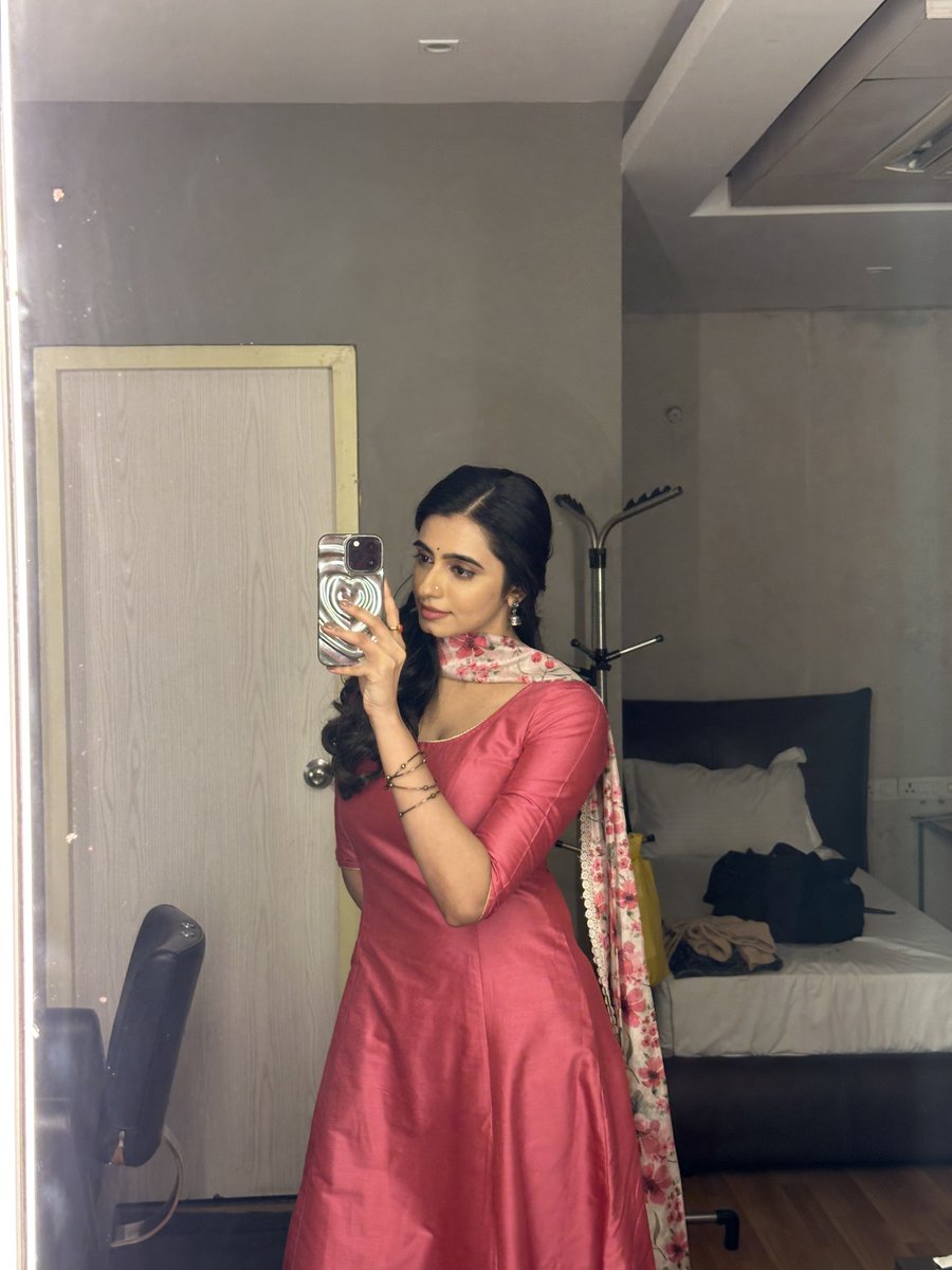 Maanasa_chou's tweet photo. Dolled up for watever comes new….. 😉 https://t.co/ndYXELhu2N