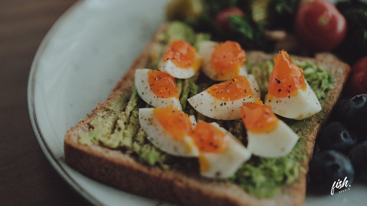 mightyaen's tweet photo. Just whipped up creamy avocado egg toast with a pinch of chili flakes for a quick, satisfying brunch! So easy and way better than takeout https://t.co/zrxlaIx7Ot
