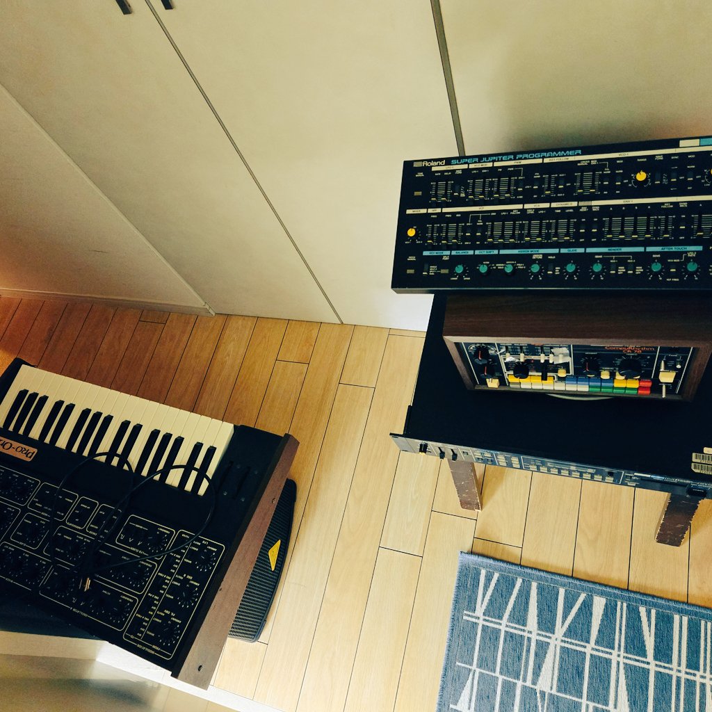 _masakisakamoto's tweet photo. 15年以上前に迎え入れたSCI Pro-One Roland MKS-80 Roland CR-78を元いたところに戻すことに。40年以上の歴史ある所謂ビンテージ品だが、大事に使ってたので全くの現役。結局のところ相変わらずのハードウェアで今度はSequential Pro3とElektron Analog Rytm MK2に取って代わる。 https://t.co/yFS8VQUmmo
