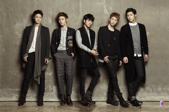 infodrakor_id's tweet photo. Idol group buat nyanyi ❌
Idol group buat akting ✅

Bayangin ada agensi yang mikir debutin group tapi isinya aktor semua?

NAMANYA 5urprise, dibentuk Fantagio tahun 2013. Membernya ada: Seo Kangjoon, Kang Taeoh, Gong Myung, Yoo Il, dan Lee Tae Hwan.

Sekarang mereka udah wara wiri di banyak drama. Konsep awalnya emang nyeleneh tapi sekarang malah terbukti berhasil. Cuman Yoo Il udah jarang muncul ya kayaknya (cmiiw) 

Btw mereka tuh juga di training kayak idol pada umumnya dan terpilih dari program Actor’s League yang konsepnya  mencetak actor-tainer (aktor yang juga bisa aktif di musik, iklan, dan variety).