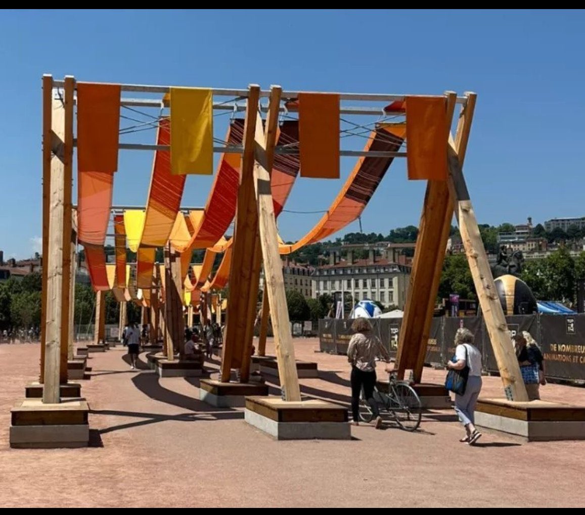Grittoshi's tweet photo. Les lyonnais qui se plaignent de la chaleur, vous n'en avez pas marre d'être de mauvaise foi?!
On est la seule ville de France avec une ombrière. Profitez-en au lieu de chouiner! Besoin de fraicheur: bim vous allez en dessous. Arrêtez de saouler avec vos clims ! https://t.co/CWjdYmztzz