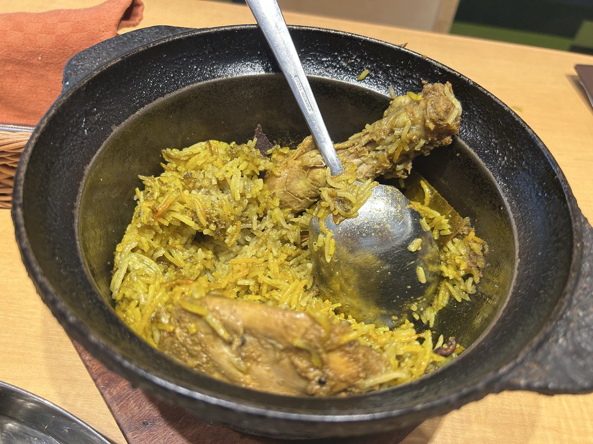venus_wagon's tweet photo. もー、めっちゃ暑かった～🫠☀️
スパイス食べないと元気出ない(  •̀ᴗ•́ ) ̖́
インドカレーも好きだけど🍛
ビリヤニがめっちゃ好き♡
釜で炊いてくれた♪(だから提供まで20分💧)
美味しかったーーーＴ꒳Ｔ🥄🤍
 #DIAMONDBIRYANI https://t.co/hgYTszFe0S