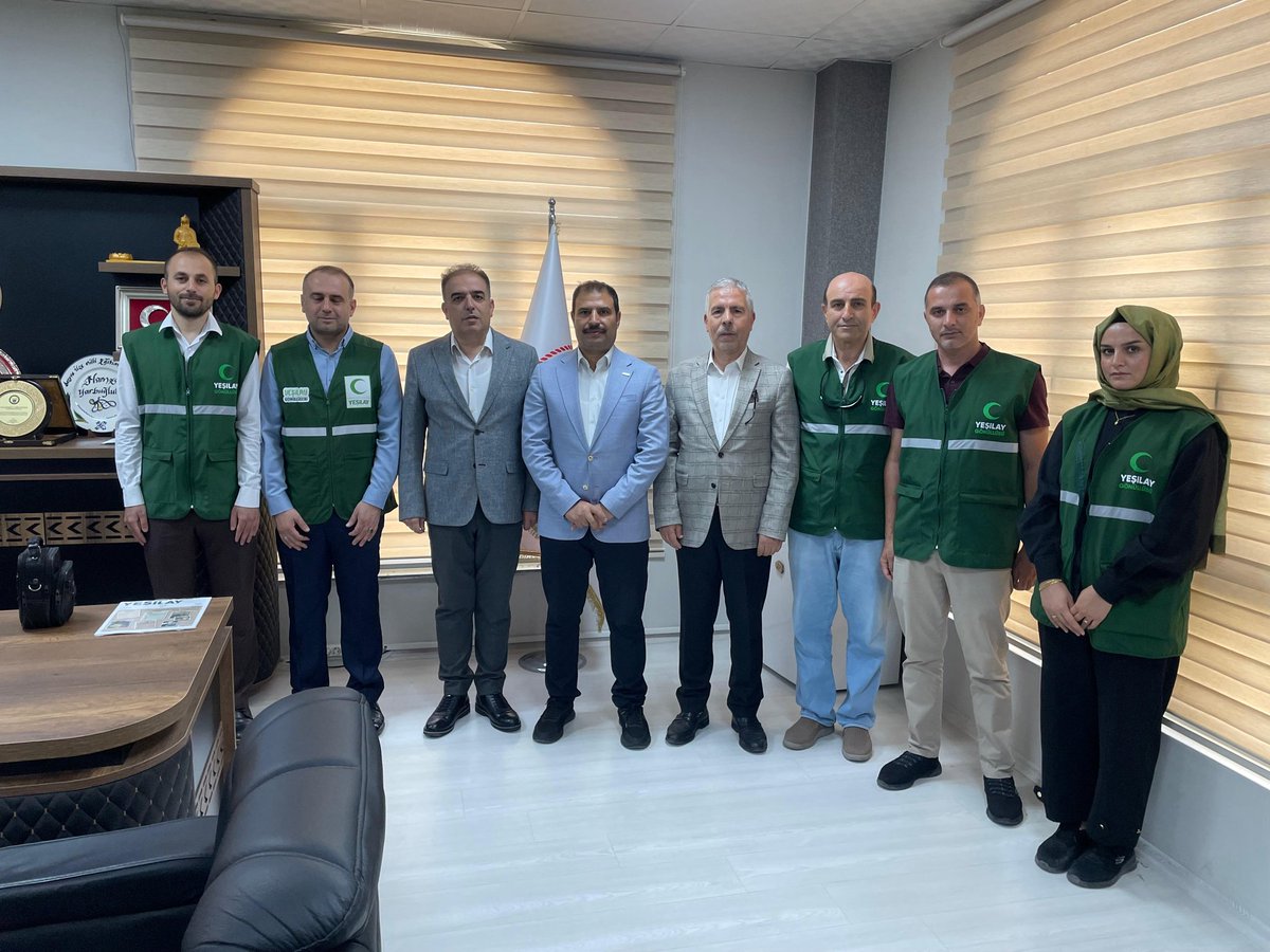 YesilayUrfa's tweet photo. Bağımsızlık Seferberliği kapsamında Şube Başkanımız Aziz Çiftçi, Bozova İlçe Temsilcimiz Adnan Çelik, Bozova Yönetim Kurulu Üyelerimiz ve Yönetim Kurulu Üyelerimiz Alirıza Çolak ile Kamil Türkmen'den oluşan heyetimizle birlikte; Bozova İlçe Milli Eğitim Müdürü Sn. Hamza Yarbuğlubaş, İlçe Müftüsü Sn.Mehmet Faik Başaran, Gençlik ve Spor İlçe Müdürü Sn.Ümit Yaşar Narin ve İlçe Jandarma Komutanı Sn.İlyas Kaya'yı ziyaret ettik. Gerçekleştirdiğimiz bu kıymetli ziyaretlerde, ilçemizde yürüttüğümüz çalışmalar hakkında kendilerine bilgi vererek yaz döneminde hayata geçirmeyi planladığımız eğitim faaliyetleri üzerine verimli bir istişare gerçekleştirdik.
@mehmetDinc1920 
@hasansildak