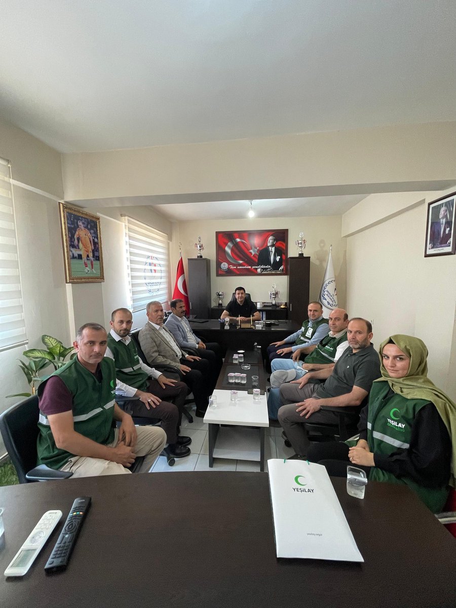 YesilayUrfa's tweet photo. Bağımsızlık Seferberliği kapsamında Şube Başkanımız Aziz Çiftçi, Bozova İlçe Temsilcimiz Adnan Çelik, Bozova Yönetim Kurulu Üyelerimiz ve Yönetim Kurulu Üyelerimiz Alirıza Çolak ile Kamil Türkmen'den oluşan heyetimizle birlikte; Bozova İlçe Milli Eğitim Müdürü Sn. Hamza Yarbuğlubaş, İlçe Müftüsü Sn.Mehmet Faik Başaran, Gençlik ve Spor İlçe Müdürü Sn.Ümit Yaşar Narin ve İlçe Jandarma Komutanı Sn.İlyas Kaya'yı ziyaret ettik. Gerçekleştirdiğimiz bu kıymetli ziyaretlerde, ilçemizde yürüttüğümüz çalışmalar hakkında kendilerine bilgi vererek yaz döneminde hayata geçirmeyi planladığımız eğitim faaliyetleri üzerine verimli bir istişare gerçekleştirdik.
@mehmetDinc1920 
@hasansildak