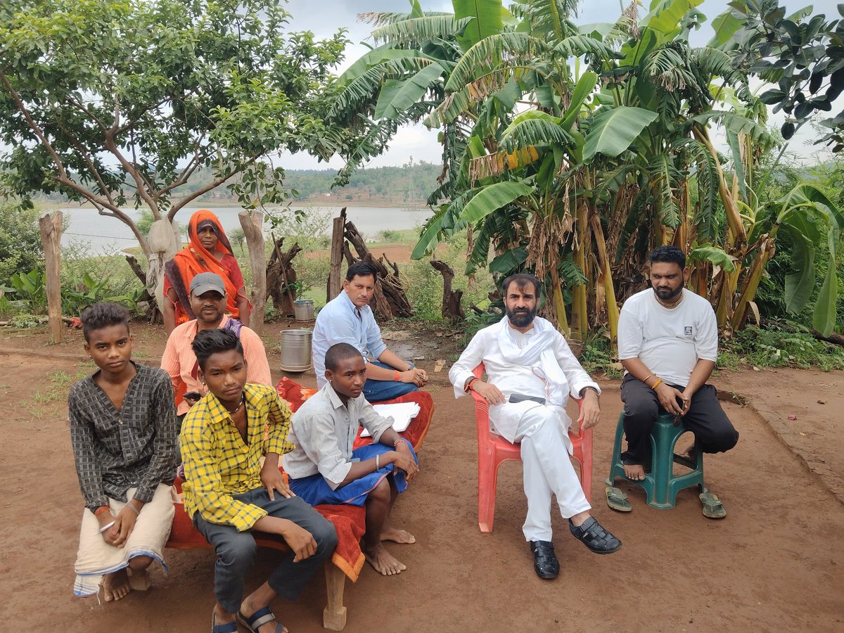 PranavpathakBJP's tweet photo. ग्राम पंचायत सरौधा में पहुंचकर विगत माह भीषण सड़क दुर्घटना में एक ही परिवार के तीन सदस्यों—स्वर्गीय श्री जगन्नाथ सिंह जी, उनके पुत्र स्वर्गीय श्री लालदेव सिंह जी एवं भतीजे स्वर्गीय श्री तेजबली सिंह जी—के असामयिक निधन पर शोकाकुल परिवार से भेंट कर अपनी गहरी शोक संवेदनाएँ व्यक्त कीं https://t.co/0vxVofNEQ7