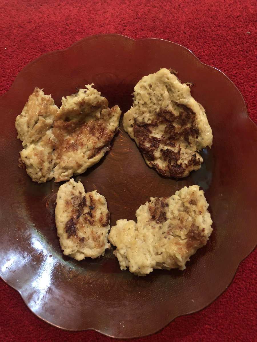 deepacharity's tweet photo. ini sama sama pancake ya gais, rasanya juga enak cuma yg satu dri pinterest yg satu buatan aku, enak kok beda bentuk aja https://t.co/IC3Nv4M6rA