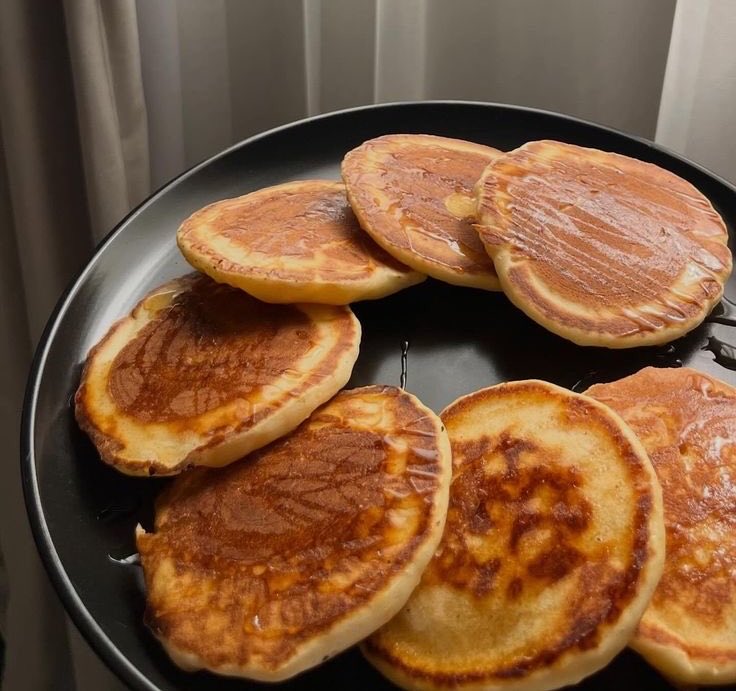 deepacharity's tweet photo. ini sama sama pancake ya gais, rasanya juga enak cuma yg satu dri pinterest yg satu buatan aku, enak kok beda bentuk aja https://t.co/IC3Nv4M6rA
