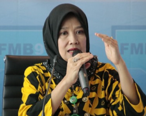 dimarsasongko98's tweet photo. Hakim menyebut ini "penghilangan resistensi internal secara sistematis."

Putaran 1 — 2020:
Direktur SD Khamim dan Direktur SMP Poppy — keduanya diketahui menolak pengarahan ke satu produk tertentu , langsung dimutasi/diganti tak lama setelah rapat Zoom.

Pengganti mereka — Mulyatsyah dan Sri Wahyuningsih — kemudian justru terbukti meloloskan dokumen pengadaan bermasalah: Sri menandatangani kajian teknis hanya sehari setelah dilantik, Mulyatsyah menyetujui pelaksanaan anggaran yang tidak sesuai ketentuan. 

Keduanya ikut divonis korupsi.

Putaran 2 — Juli 2022:
Setelah keduanya juga menunjukkan resistensi soal penambahan anggaran TIK — langsung dimutasi/diganti lagi.

Pola ini yang hakim sebut sistematis: yang menolak diganti, yang menggantikan pun akhirnya terseret.