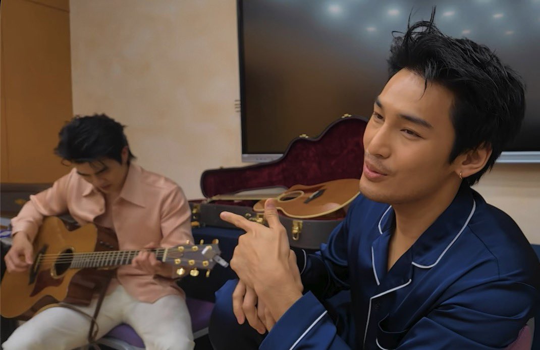 urmamipoko's tweet photo. โฮร่่่่่่ อันนี้น่ารักมากอ่ะ ㅠ ㅠ พี่มายเล่นกีตาร์โปร้องเพลง แล้วเสียงน่าจะสูงมากลากยาว ๆ มะ แต่โปก็ยังร้องได้ไม่สั่นเลย เก่งมากก ชอบอ่ะแล้วพี่มายฮีก็มองช่วยน้องตลอดเลย อ่ยยย 😭 

🐻‍❄️ : ไม่ต้องรีบ ๆ 

เห้ย คนที่เอ็นดูเธอที่สุดป้ะ 🥹🫵🏻 แล้วจังหวะสุดท้าย 

🐱 : I love … you (ชี้นิ้วไปหาพี่มาย)

😭😭😭😭😭😭😭😭😭😭😭😭😭😭