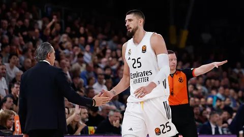 PotadaAslan1905's tweet photo. Galatasaray MCT Technic, Real Madrid'den ayrılan Alex Len'i kadrosuna katmak istiyor.  (@GSbasket) https://t.co/XeO7M6obsu