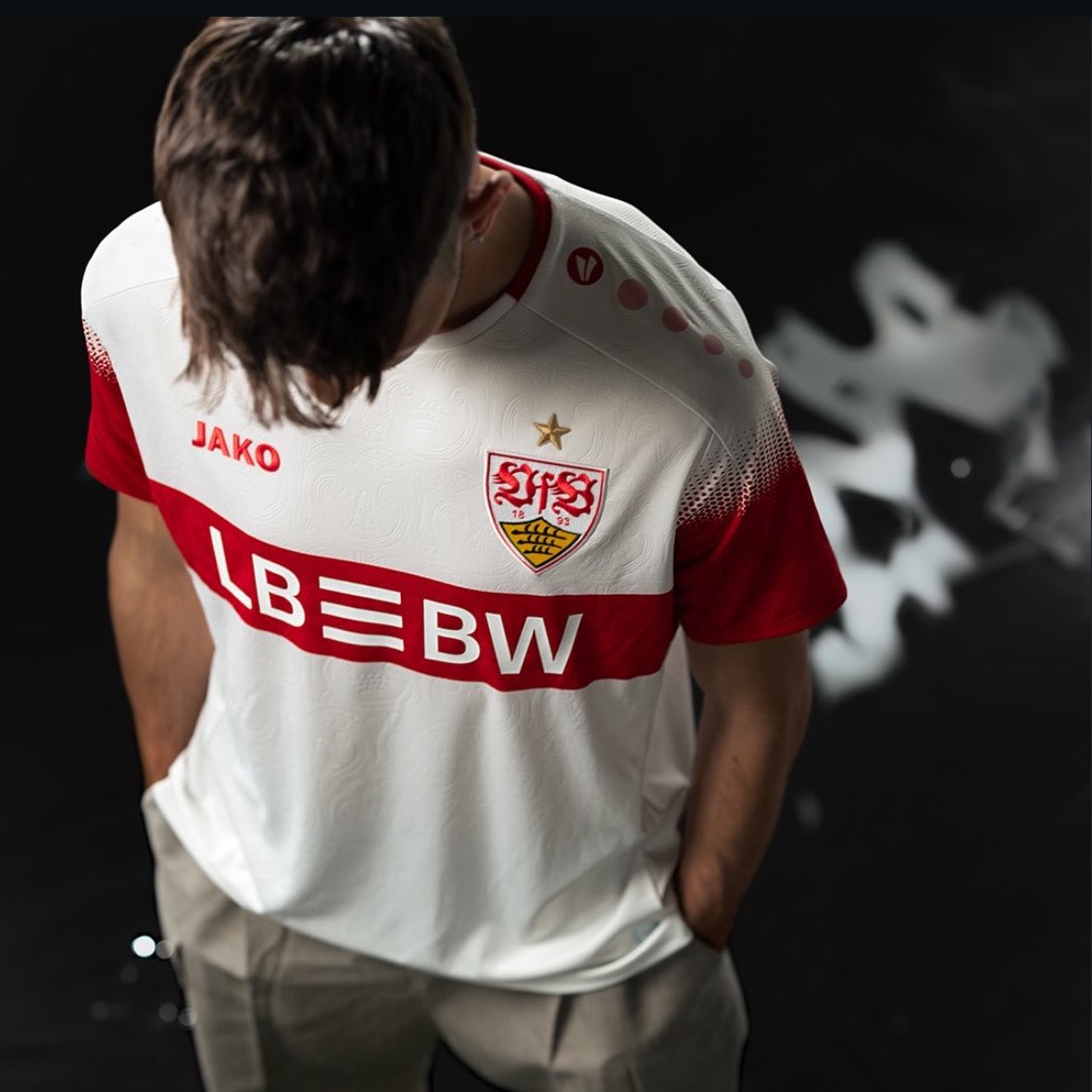 VfBZone's tweet photo. Prickelnder Durstlöscher 🤍❤️
#VfB https://t.co/8tC7iCRXSi