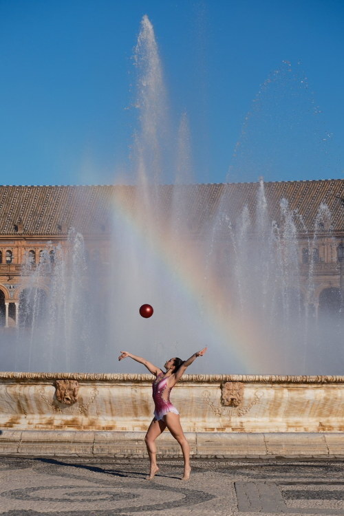 things_d_likes's tweet photo. Gracia y movimiento by jantoniojess https://t.co/eihxHGJVaJ #thingsdavidlikes fujixt30iii, plazadeespañasevilla, sevilla, seville, streetphotography, fotografíacallejera, gimnasta, pelota, fuente, source, arco, iris, rainbow, flickr, thingsdavidlikes https://t.co/wJZNK6m6X5