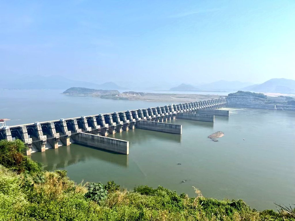 AndhraNexus's tweet photo. 🚨 International expert panel has praised the quality of the new Polavaram diaphragm wall in its preliminary report after its seventh inspection.

🔹All quality control tests met or exceeded prescribed standards.

🔹The 1,372.6-metre diaphragm wall with 365 panels was completed between Jan 18, 2025 and Apr 2, 2026.

🔹No major defects were found. Construction issues identified during execution were rectified, with subsequent tests confirming the wall's quality.

🔹The panel also recommended improvements for the ongoing dam works. The final report is awaited.