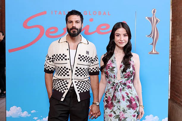 ValouHumb39's tweet photo. 🎤interview for Elle Magazine 
#ÖzgeGürel #SerkanÇayoğlu 
Together on Set and in Life: “We’re Experiencing the Springtime of Our Love”
The two Turkish stars, who met and fell in love in 2014 on the set of the dizi #CherrySeason #KirazMevsimi , talk about the importance of pure love.
The packed hall, the banners, the rush for selfies: Turkish TV series take Rimini by storm. On July 5, the “Bridget Jones” of Turkish TV series and her husband—but we’re only specifying this for those who live on Mars—Ozge Gurel and Serkan Cayoglu, arrived at the Italian Global Series festival. She’s wearing a fresh, floral dress on a light blue background that highlights her very pale skin: a pure moon tan that makes her even more beautiful.
Serkan goes for a more casual style but doesn’t wear the typical unbuttoned white shirts à la Can Yaman (proving he has better taste than Sandokan—let’s face it). We meet them just before they head out to mingle with the crowd: “We realized that the Cherry Season phenomenon had become a global sensation thanks to Italy,” they admit calmly. “It was when we were guests on Verissimo for the first time. We were walking around the streets and saw a lot of people taking photos. We thought they were tourists, but… they were actually taking pictures of us!”
They say this with such candor that it’s impossible to doubt their sincerity. Yet, along with CY, they are the three most sought-after stars in the world of Turkish soap operas, having first won over audiences with *Cherry Season*—*The Seasons of the Heart*—and then with *Mr. Wrong* and *Bitter Sweet* (other soap operas follow, which we won’t list because their number tends toward infinity…). The set of *Cherry Season* was, in fact, where their love story began: it was there that Özge and Serkan met and fell in love. They’ve been officially married since 2022. And their chemistry is palpable.

IGSFESTIVAL for ÖzSer 

#ÖzSer 🍒🧿🍒
#ÖzgeGürel 🤍
#SerkanÇayoğlu🤎
#ÖzserXRimini ☀️🇮🇹🩵
Destur Girls 🇫🇷for ÖzSer