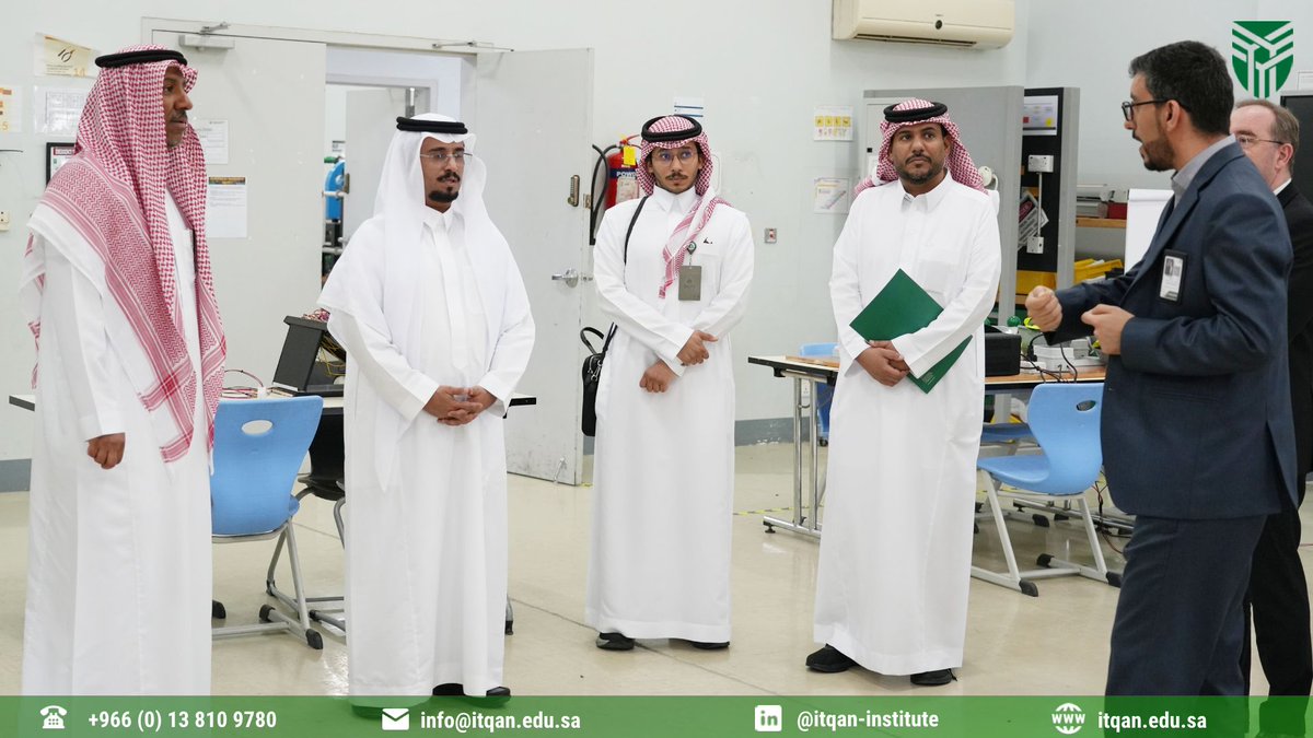 ITQANINSTITUTE's tweet photo. استضاف المعهد الوطني لتقنية الفحص وضمان الجودة (إتقان)، يوم الثلاثاء الموافق 7 يوليو 2026، اجتماعًا استراتيجيًا مع سعادة الأستاذ أحمد بن يحيى العبثاني / مدير عام الهيئة السعودية للمواصفات والمقاييس والجودة (SASO) بالمنطقة الشرقية وعدد من مدراء الإدارات، وذلك في مقر المعهد بالجعيمة.
وشهد الاجتماع مناقشات مثمرة تناولت فرص التعاون في مجالات الشهادات المهنية، والمواصفات الفنية، والتدريب، وتنمية الكوادر الوطنية، إلى جانب استعراض فرص الشراكة المستقبلية التي تسهم في تعزيز الكفاءات المهنية وتلبية احتياجات القطاع الصناعي.
واختُتمت الزيارة بجولة في مرافق المعهد الحديثة، شملت الورش التدريبية والمختبرات الرقمية المتطورة، حيث اطّلع الوفد على الإمكانات التدريبية المتقدمة التي يتمتع بها المعهد، بما يعزز فرص التعاون المشترك ويدعم بناء شراكة استراتيجية مستقبل.