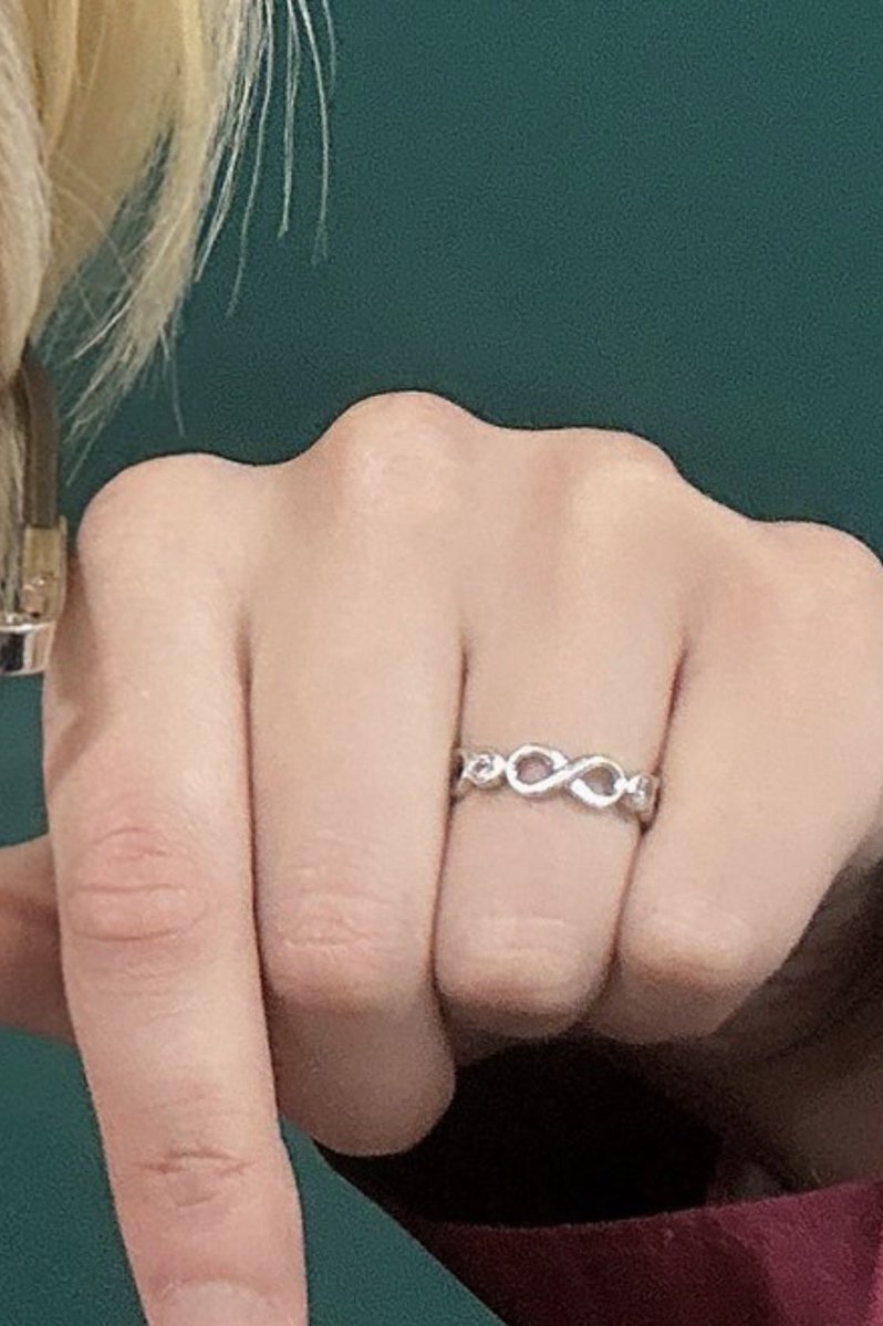 AM2THL1U's tweet photo. team ring is on full displayyyyy https://t.co/zij6OFDkoa