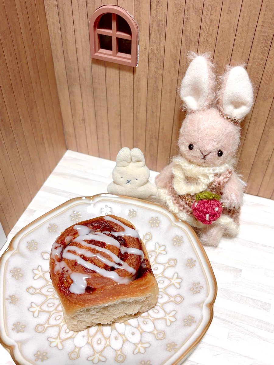 torte_sweets's tweet photo. 今日はシナモンロールを作って
みんなで分けました🧸☕️

コーヒー風味の生地も
良かったってとるてに
褒めてもらいました🌼

#ぬい撮り #ぬい活 
#手作りパン #おやつ時間 
#シナモンロール https://t.co/jVDYgkcCQ9