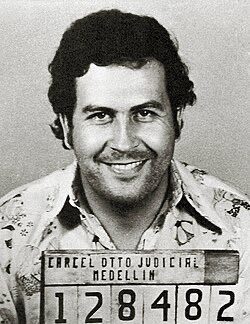 Vitech00's tweet photo. 16/

The biggest lesson?

Pablo Escobar accumulated extraordinary wealth…

Yet he spent his final years hiding, constantly on the run, and died on a rooftop while being hunted.

Power built on violence rarely ends peacefully