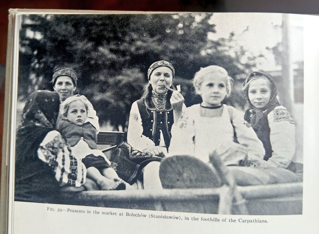 chovnovyi's tweet photo. Жінки і діти в місті Болехів, Галичина, 1930ті 

Фото з однієї американської книжки того часу https://t.co/uuL8mURTxV