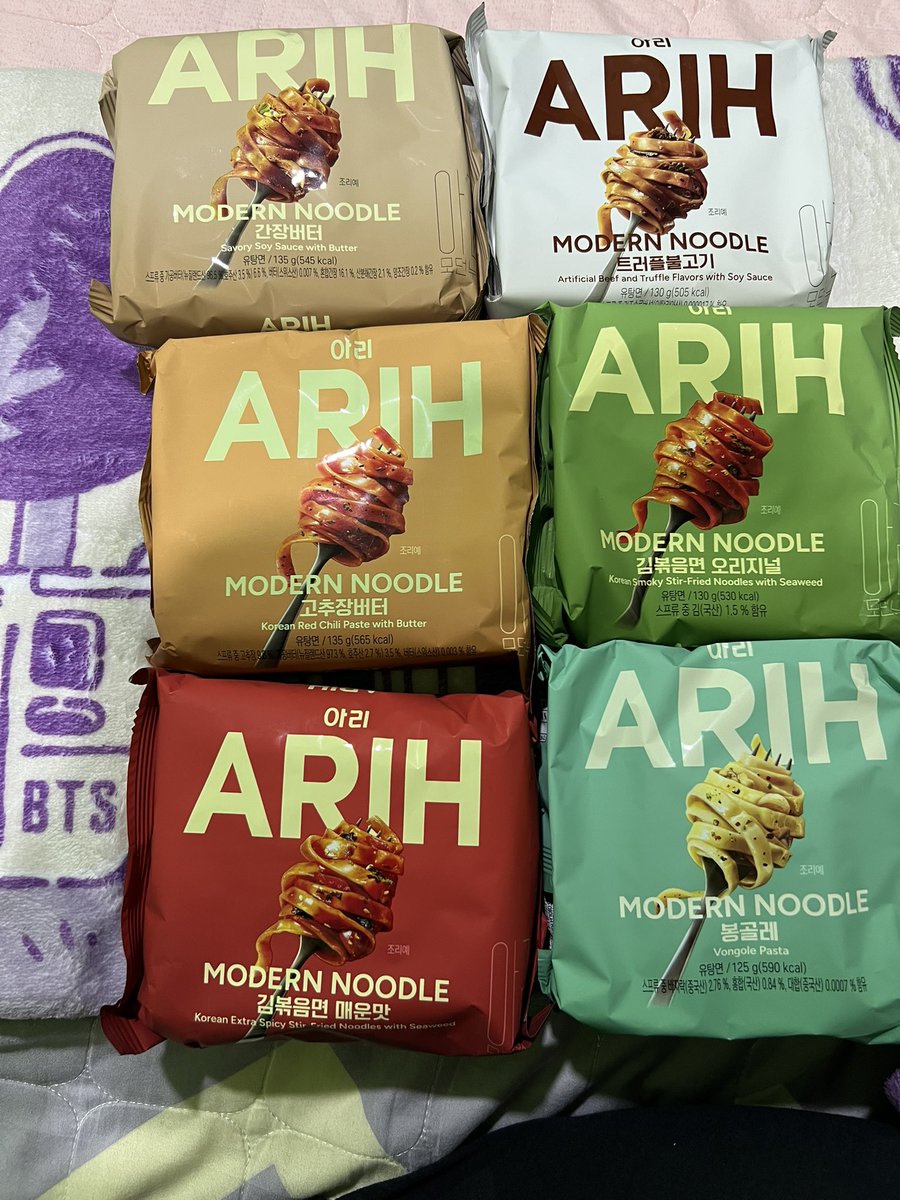 ReZ_BTS's tweet photo. Didn’t buy arih last month because my luggage was full😆 so getting everything from @bangtanHIMANG !!

Taste test today :

Vongole - 8/10
-pretty good one. Taste more chicken-ish than garlicky. Since it used fettuccine-ish style noodle the taste kinda blends well😆 https://t.co/t2TzDsvlfA