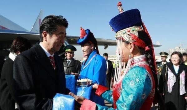 JapanSudlaach's tweet photo. 🙏САЙХАН ХҮНИЙГ САНАН ДУРСАЦГААЯ🙏
Япон Улсын ерөнхий сайдын албыг олон жил хашсан АБЭ ШИНЗО харамсалтайгаар амь насаа алдсанаас хойш өнөөдөр 4 жил болж байна. 
Абэ Шинзо агсан Монгол Японы харилцаа, хамтын ажиллагаанд онцгой анхааран ажилласан, Монгол орон, монголчуудад элэгтэй нэгэн байсан юм. 
Абэ Шинзо агсныг Ерөнхий сайдаар ажиллаж байсан он жилүүдэд Монгол Японы харилцаа улам бэхжин шинэ шатанд гарсанд болон энэхүү эрхэм хүний ач дэмээр бид олон хүндрэл бэрхшээлийг даван туулж байсанд Монголын ард түмэн гүнээ талархаж байдаг билээ!!!
🙏🙏🙏🇲🇳🇯🇵❤️