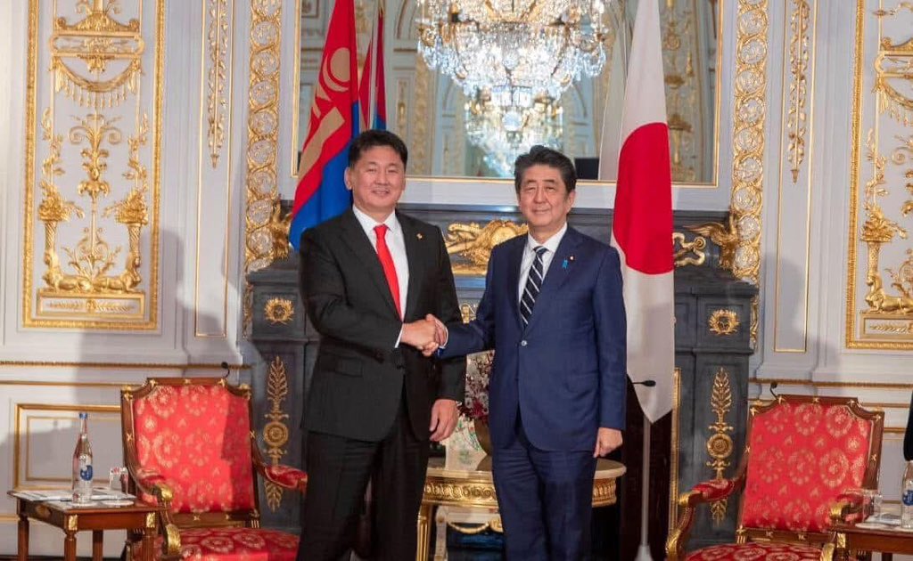 JapanSudlaach's tweet photo. 🙏САЙХАН ХҮНИЙГ САНАН ДУРСАЦГААЯ🙏
Япон Улсын ерөнхий сайдын албыг олон жил хашсан АБЭ ШИНЗО харамсалтайгаар амь насаа алдсанаас хойш өнөөдөр 4 жил болж байна. 
Абэ Шинзо агсан Монгол Японы харилцаа, хамтын ажиллагаанд онцгой анхааран ажилласан, Монгол орон, монголчуудад элэгтэй нэгэн байсан юм. 
Абэ Шинзо агсныг Ерөнхий сайдаар ажиллаж байсан он жилүүдэд Монгол Японы харилцаа улам бэхжин шинэ шатанд гарсанд болон энэхүү эрхэм хүний ач дэмээр бид олон хүндрэл бэрхшээлийг даван туулж байсанд Монголын ард түмэн гүнээ талархаж байдаг билээ!!!
🙏🙏🙏🇲🇳🇯🇵❤️