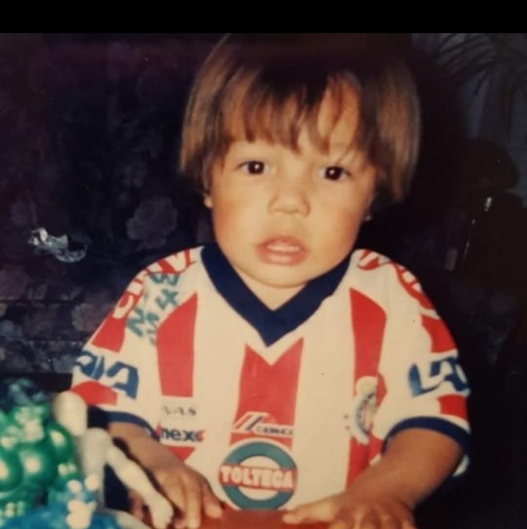 JulianSamu77396's tweet photo. Bienvenidos y bienvenidas todos los nuevos chivaherman@s #chivas disfruten esta etapa jajajaja recomindo no saltarselas jsjsjs aqui apoyando desde morrillo❤️🤍 y arriba las chivas https://t.co/AFOzxt3sRM