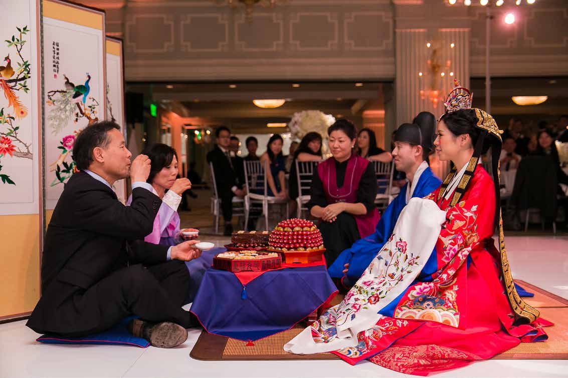 Bluma034's tweet photo. Did you know that:
At the first weeding night of Korean they focus mainly on talking, eating, unboxing of gifts, building strong connections between the couples rather than intimacy.
If the bride or groom is tired they simply wait till the next day 
(gyeol-hon-sik) https://t.co/HNNUjU0U4F