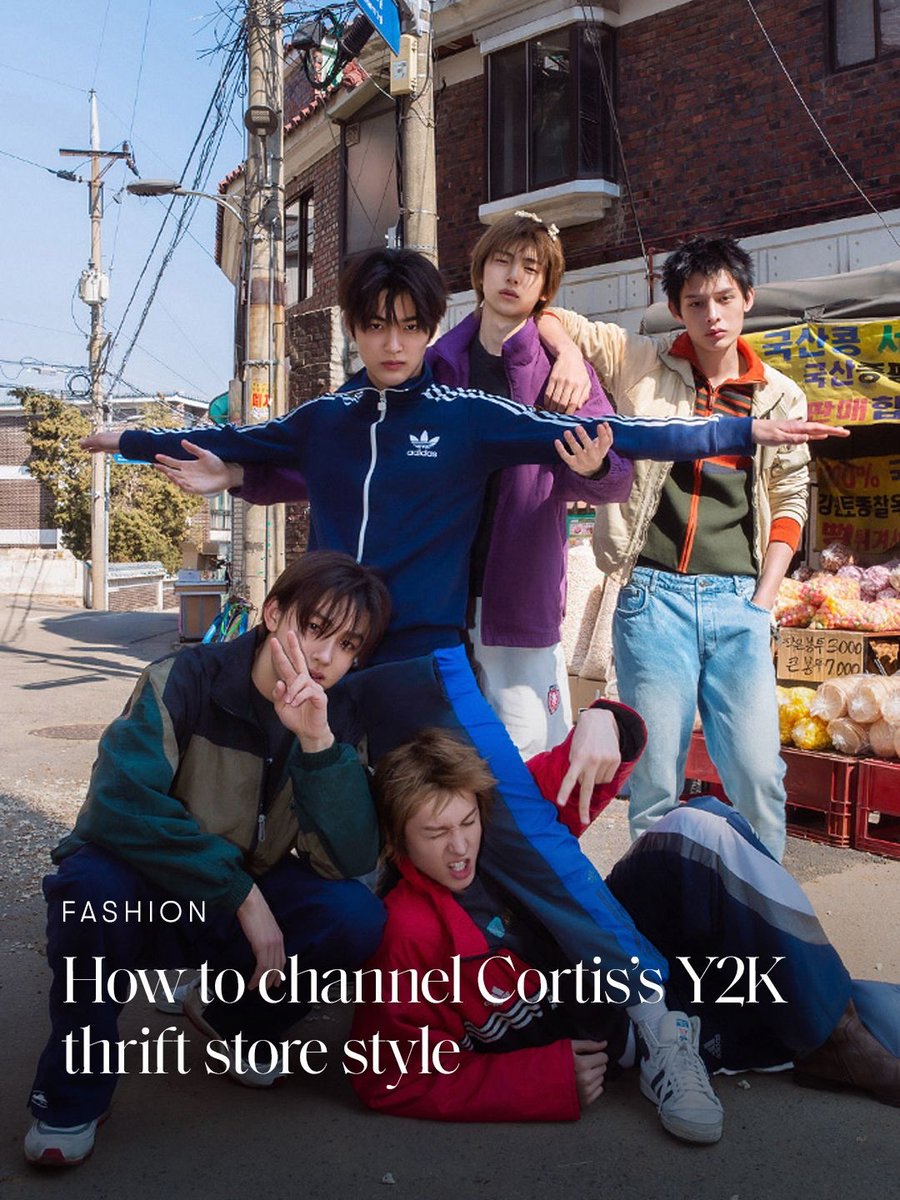 CHAOSJAMES_TH's tweet photo. [260706]📸 | #CORTIS 𝐨𝐧 𝐯𝐨𝐠𝐮𝐞𝐬𝐢𝐧𝐠𝐚𝐩𝐨𝐫𝐞’𝐬 𝐈𝐧𝐬𝐭𝐚𝐠𝐫𝐚𝐦

ในแคปชั่นกล่าว���่า :

หนุ่ม ๆ CORTIS กำลังเป็นที่พูดถึงในวงกว้าง หลังเดบิวต์ได้ไม่ถึงหนึ่งปี วงก็ยังคงเดินหน้าสร้างกระแสอย่างต่อเนื่องด้วยการปล่อย EP ชุดที่ 2 GREENGREEN พร้อมฐานแฟนคลับในต่างประเทศที่ขยายตัวขึ้นเรื่อย ๆ

ในผลงานชุดใหม่นี้ CORTIS ยังคงหยิบกลิ่นอายช่วงต้นยุค 2000s มาใช้ แต่ปรับให้ดูชัดเจนและมีรายละเอียดมากขึ้น ผ่านสปอร์ตแวร์วินเทจ แจ็กเก��ตบอมเบอร์ และการเลเยอร์ไอเท็มที่พื้นผิวแตกต่างกัน ตั้งแต่เดนิมแต่งขาดไปจนถึงแจ็กเก็ตหนังเก่า ซึ่งช่วยให้สไตล์ Y2K ของ CORTIS ดูมีมิติและชัดเจนยิ่งขึ้น

ติดตามลุคเด่นของ MARTIN, SEONGHYEON, JAMES, KEONHO และ JUHOON ได้ทางลิงค์ใน bio แล้วเตรียมตัวร้อง “REDRED” ไปพร้อมกัน #.VogueSingapore

#JAMES #제임스 
Link in comment ⇩