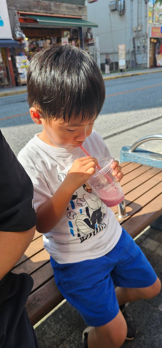 tomoki_no13's tweet photo. 沖縄こんなに暑かった？笑
ちらほらライオンズグッズ身に付けてる人いてなんだか嬉しい😆 https://t.co/JmMgYLeeia