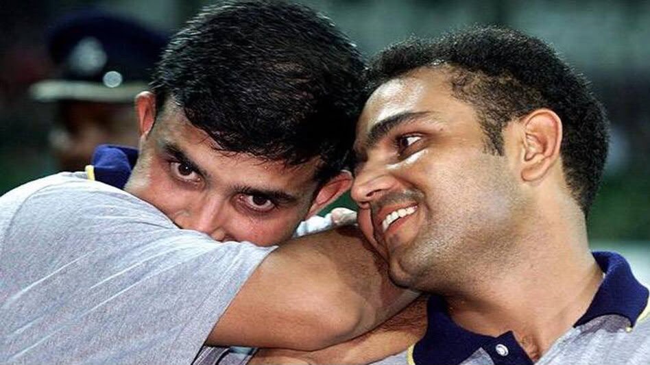 virendersehwag's tweet photo. Duniya mein do tarah ke log hote hain.
Jo shirt pehnte hain. Aur jo shirt utaarke history banate hain.
Uss din poore Bharat ne feel kiya , haan bhai, ab hum bhi hain.
Happy Birthday Dada @SGanguly99 . Lord’s ki woh balcony aaj bhi khuli hai. #HappyBirthdayDada https://t.co/FzTXxU3JT5