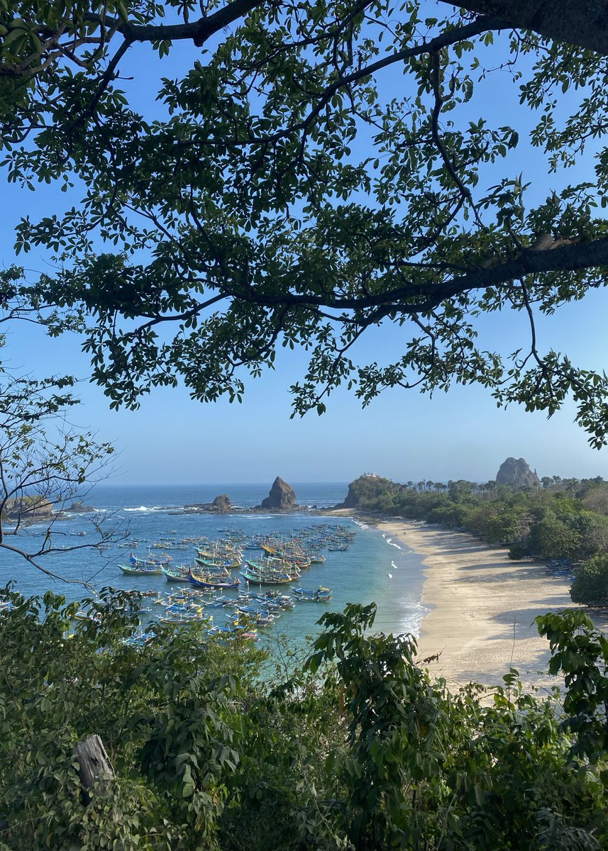 senshineey's tweet photo. let’s see the sea through your camera roll.

salah satu pantai di jawa timur✨ https://t.co/9ybQAfeYwM