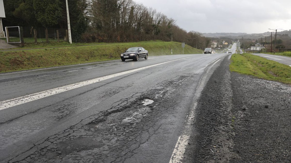 diaz_writer's tweet photo. EL MANTENIMIENTO DE LAS CARRETERAS.
La situación actual es calamitosa. Se invierten 1900 millones en mantenimiento y se calcula que se necesitan 5000 para ponerlas al día anualmente.
PERO, el estado recauda 41.000 millones anuales en impuestos sacados directamente de los vehículos a motor.
Y nos quieren meter otro impuesto adicional....la jeta de esta gente es de cemento 🤔🤔😈
-Desglose de los impuestos de 2024 del sector:
Por el IVA a los vehículos nuevos, España recaudó ese año 5.389 millones; por el Impuesto de Matriculación, 662 millones; por el IVA de los combustibles, 8.749; por el Impuesto Especial de Hidrocarburos, 13.960 millones; por el Impuesto de Circulación, 3.031; por el Impuesto de Transferencia de los vehículos usados, 737; por el de Transmisiones Patrimoniales de Vehículos usados, 409; y así todo un largo listado de cobros fiscales hasta sumar un total de 41.075 millones al año.
Faltan las multas, unos 1.300 millones anuales.
Pasta hay.... dónde se gasta ya es otro asunto 🤔